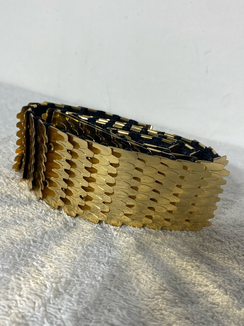 Vintage 1980s Goldtone Metal Fish Reptile Scale Elastic Stretch Belt Retro Glam